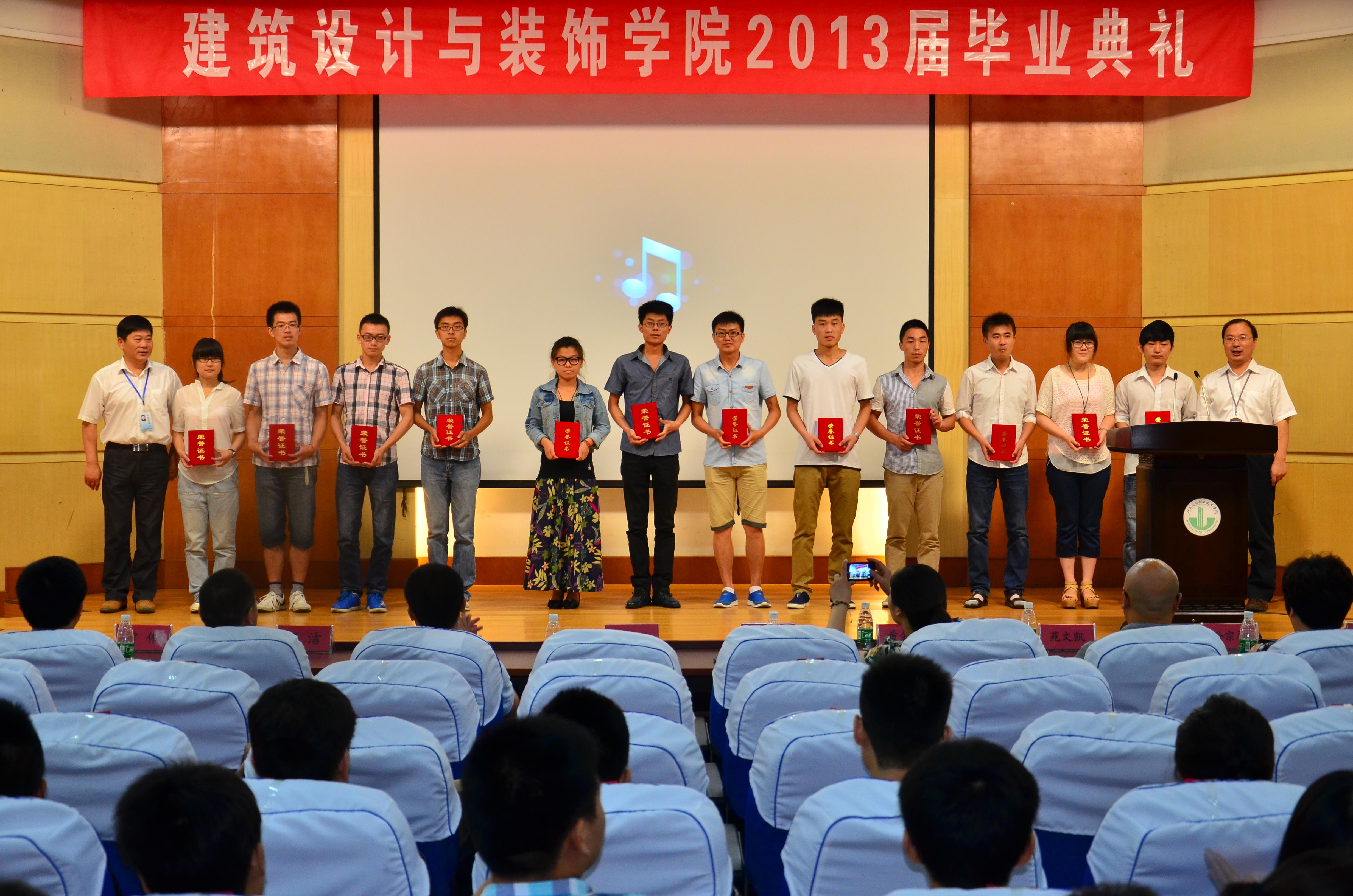 黄立营书记与孙亚峰经理为优秀毕业生颁发证书